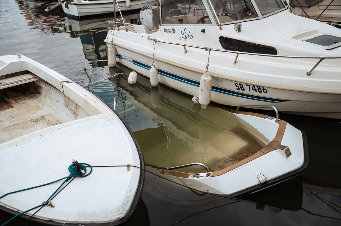 FOTO Nevrijeme najviše problema izazvalo u Vodicama, čitatelji nam šalju fotografije poplavljenih cesta i parkirališta iz cijelog Šibenika