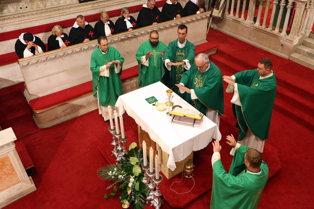 Mladi Šibenčani u procesiji za blagdan svetog Mihovila