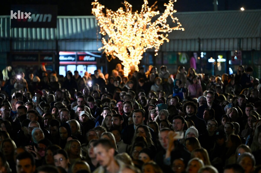 Sarajevo se oprašta od Halida Bešlića: Brojni građani uz suze i pjesmu odaju počast legendarnom pjevaču