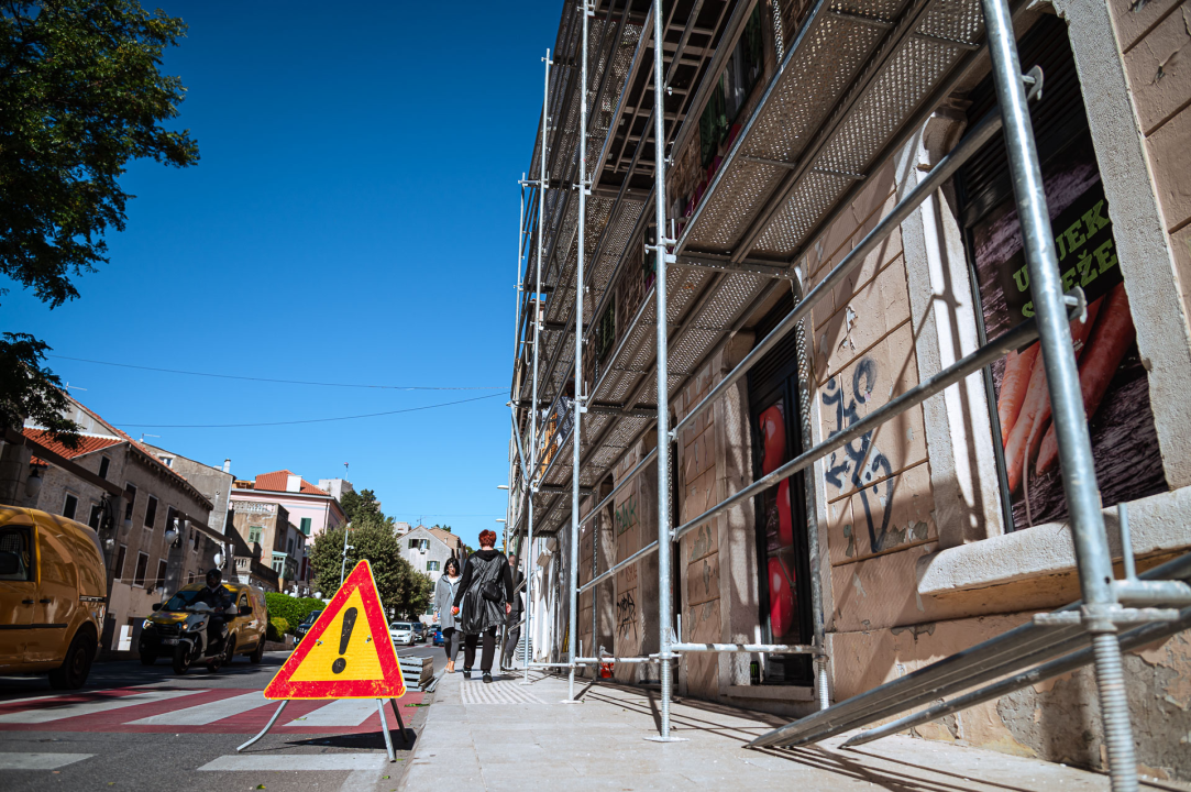 Uklanjaju se dotrajali dimnjaci sa zgrade u Zvonimirovoj