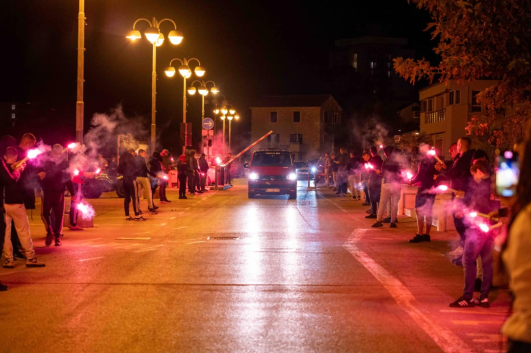 Robert stigao kući nakon uspješnog liječenja: Vodičani ga dočekali bakljadom i gromoglasnim pljeskom