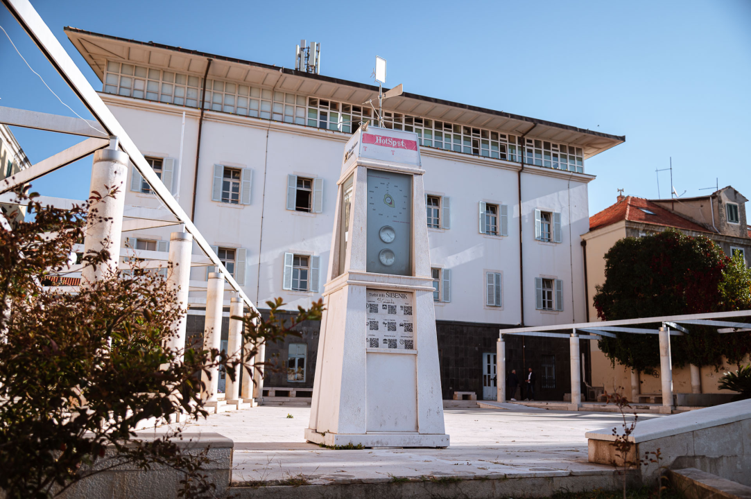 'Toranj' ispred Gradske uprave umjesto pružanja informacija vodi u svijet poroka