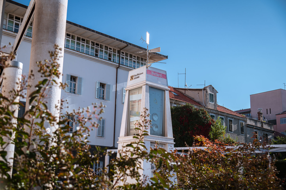 'Toranj' ispred Gradske uprave umjesto pružanja informacija vodi u svijet poroka