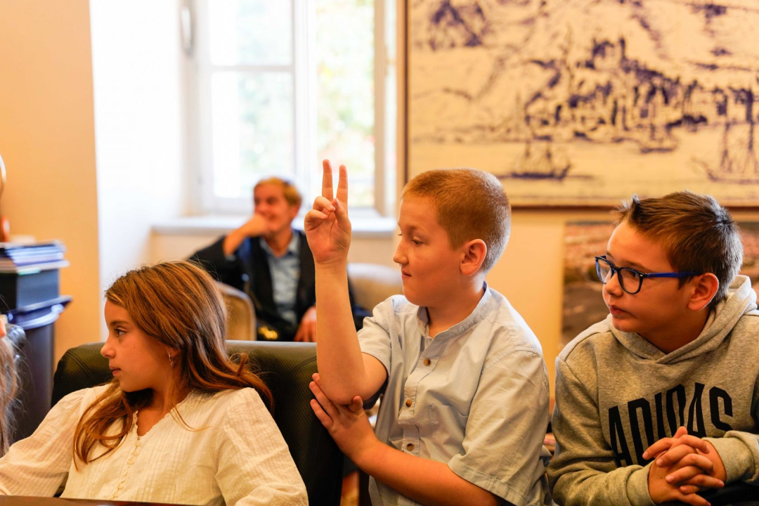 Četvrtaši učiteljice Ivane Guberina posjetili gradonačelnika Burića. Evo što su ga pitali