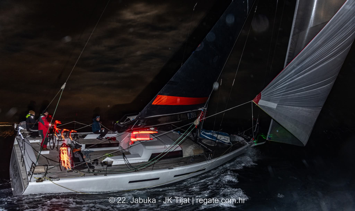 Jedriličarski spektakl u Vodicama: Zlatni olimpijac Fantela i Scorpio pokorili 22. Jabuku