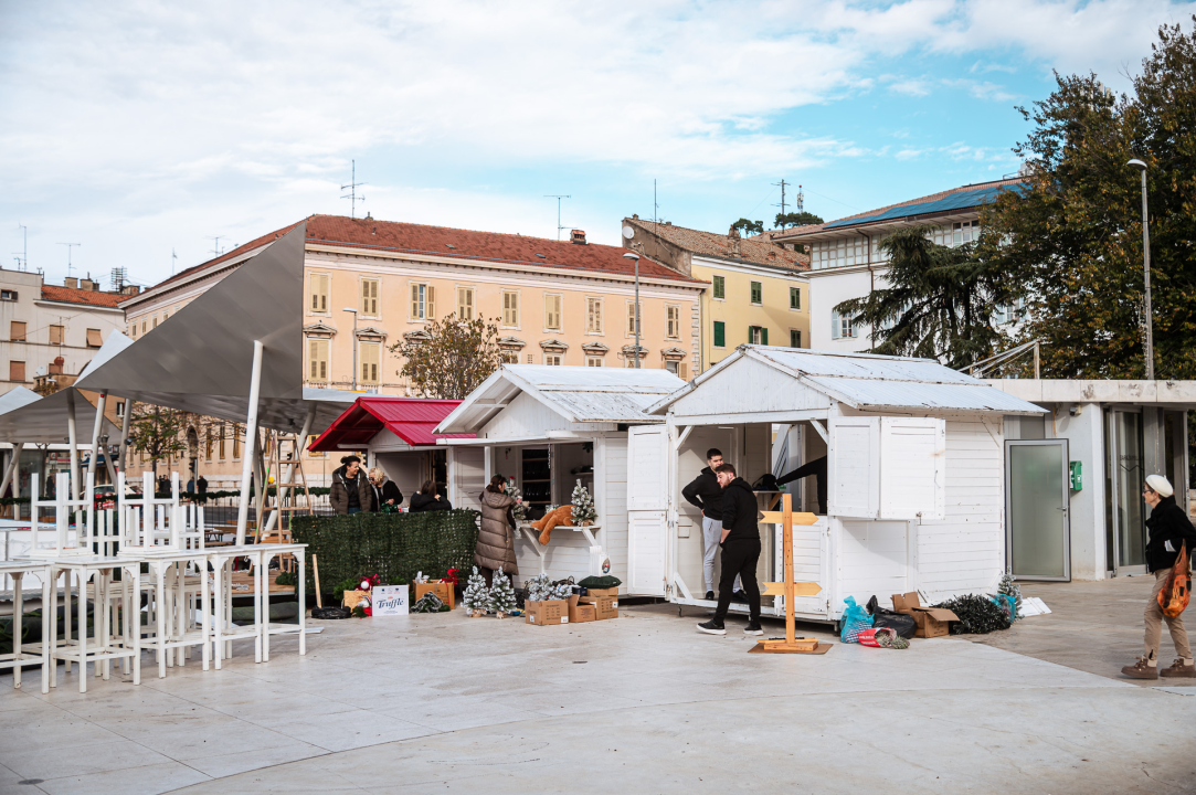 Adventski vijenac zauzeo svoje staro mjesto na Poljani