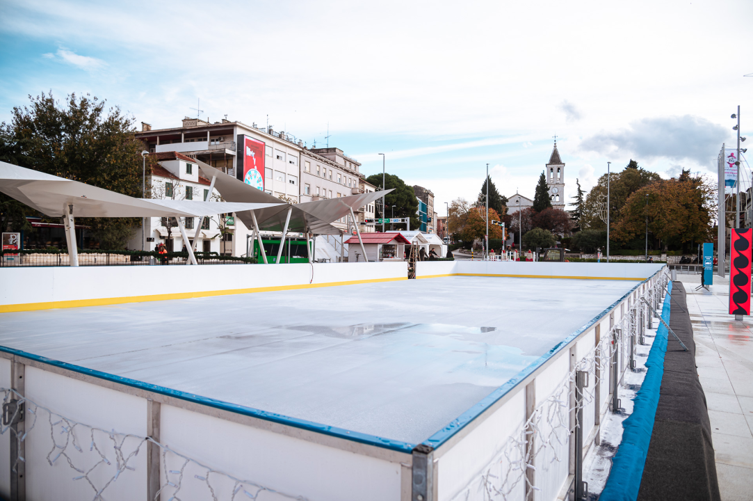 Adventski vijenac zauzeo svoje staro mjesto na Poljani