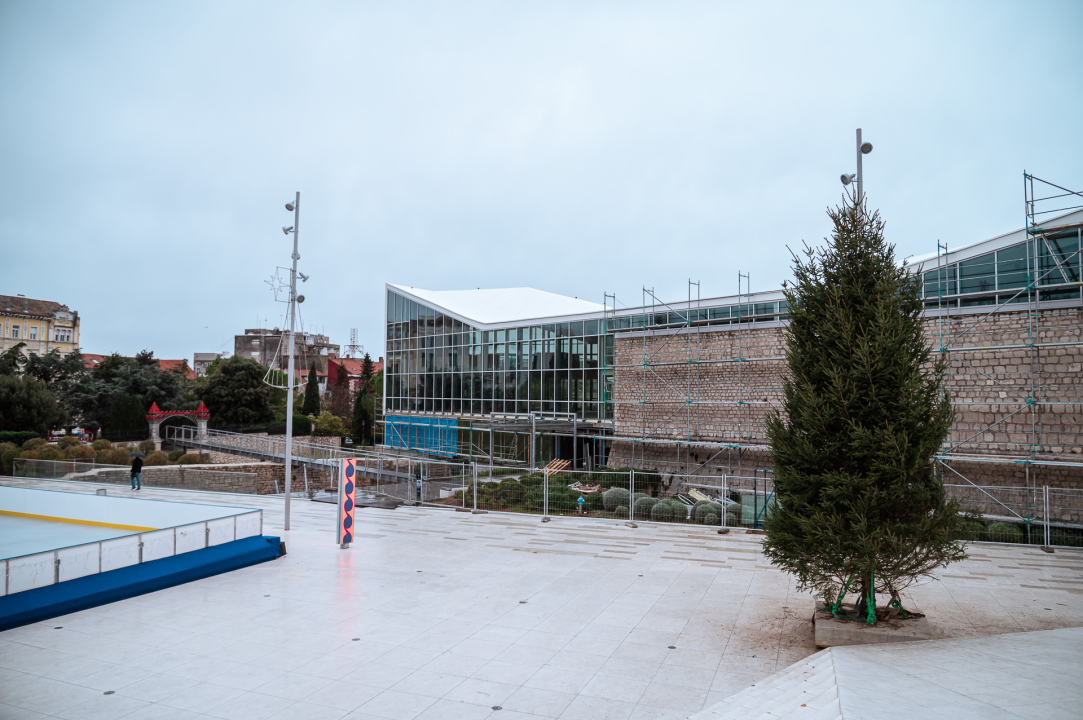 Blagdansko ukrašavanje pri kraju: Na Poljanu uz 'Vitićevo more' postavljena tradicionalna božićna jelka 