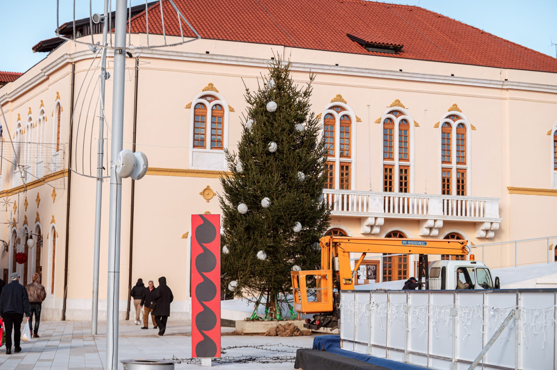 Šibenčani uživali na sunčanoj Poljani: Klizalište otvorilo svoja vrata, kućice i pozornica stigli u park