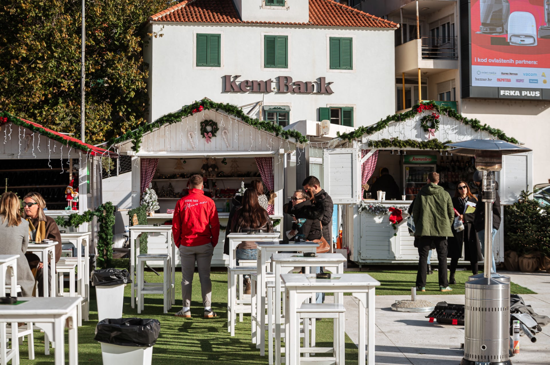 Šibenčani uživali na sunčanoj Poljani: Klizalište otvorilo svoja vrata, kućice i pozornica stigli u park