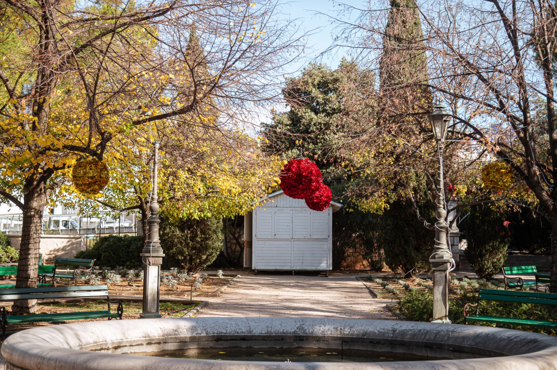 Šibenčani uživali na sunčanoj Poljani: Klizalište otvorilo svoja vrata, kućice i pozornica stigli u park