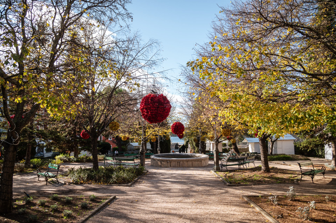 Šibenčani uživali na sunčanoj Poljani: Klizalište otvorilo svoja vrata, kućice i pozornica stigli u park
