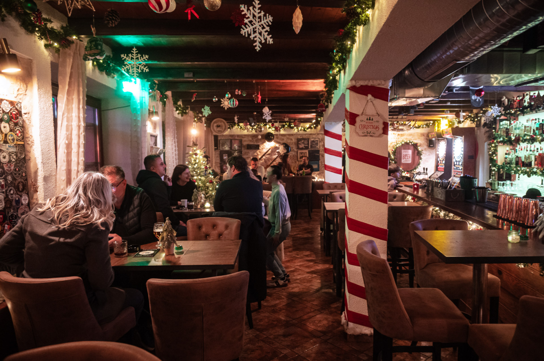 FOTO Doživite tribunjsku blagdansku čaroliju: Stray Cat donosi božićni ugođaj uz tople napitke i domaće delicije! 