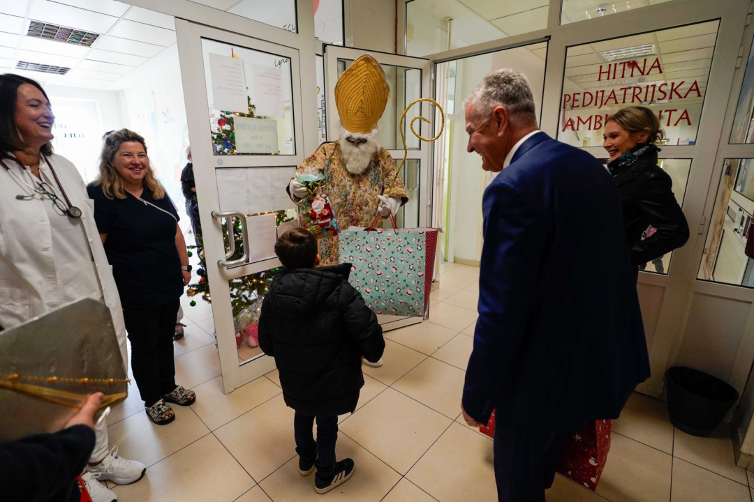 Gradonačelnik Burić u pratnji sv. Nikole obišao Odjel pedijatrije i razveselio mališane