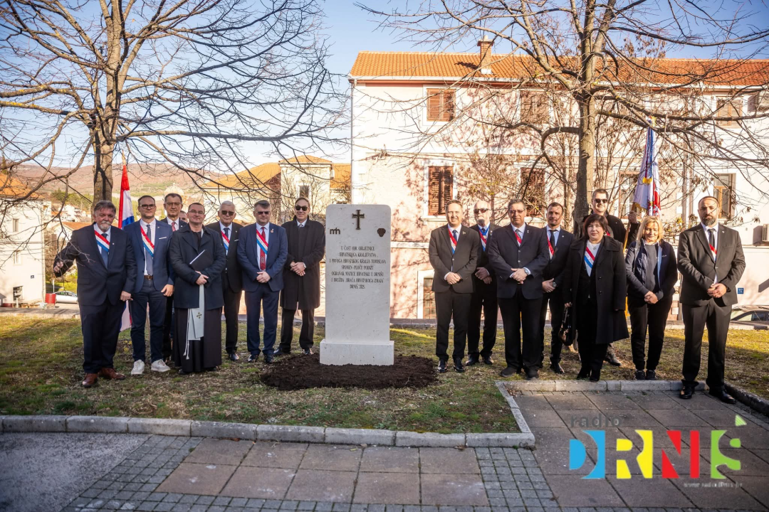 Drniš obilježio 1100 godina Hrvatskoga Kraljevstva postavljanjem spomen ploče