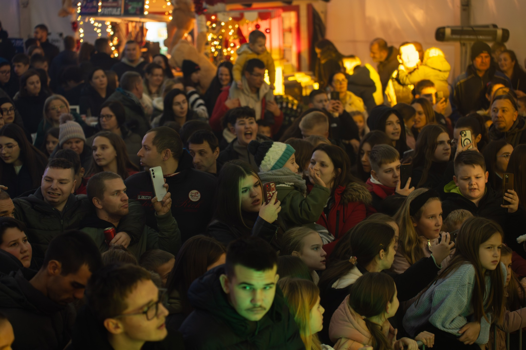 Otvoren Kraljevski advent u Kninu: Peki oduševio publiku, najmlađi uživali na klizalištu