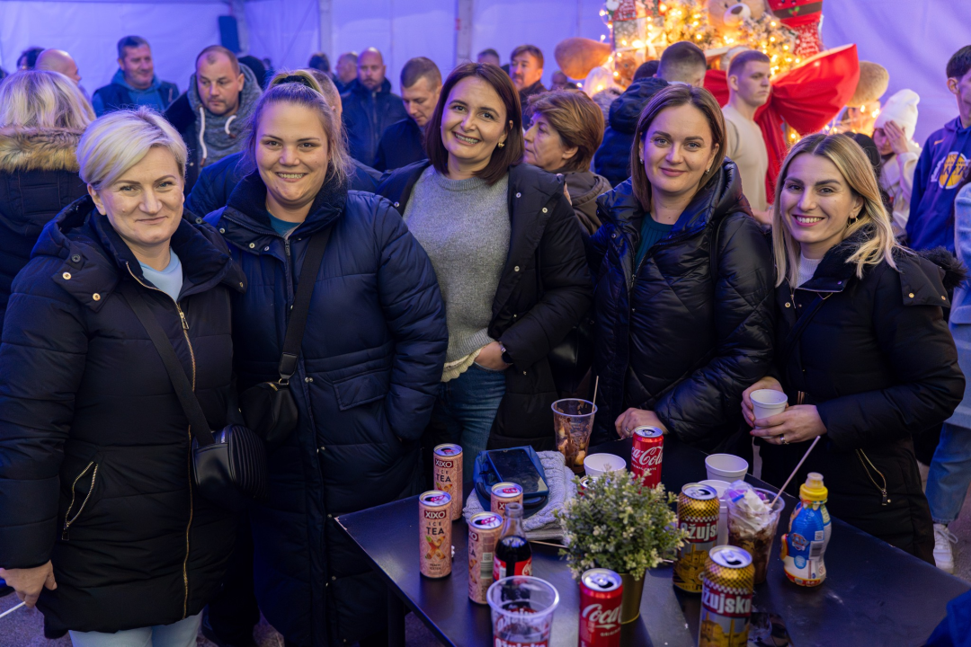 Otvoren Kraljevski advent u Kninu: Peki oduševio publiku, najmlađi uživali na klizalištu