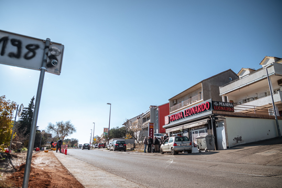 Grad Šibenik brani parkiranje ispred pekare Leonardo. Građani prosvjedovali: 'Oštetili su nekoliko tisuća ljudi'