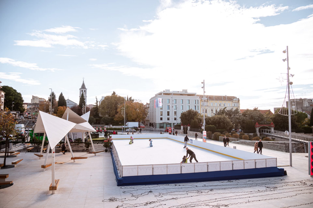 Ledena čarolija na Poljani: Šibenčani svih generacija uživaju u klizanju na Vitićevom moru