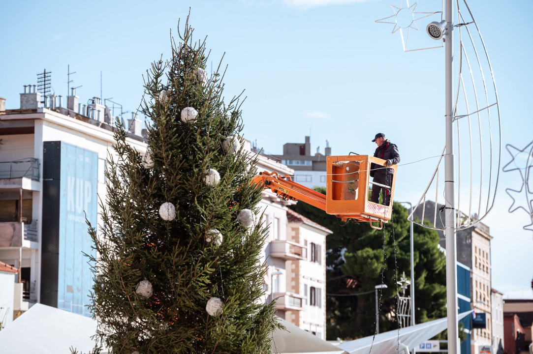 Ledena čarolija na Poljani: Šibenčani svih generacija uživaju u klizanju na Vitićevom moru