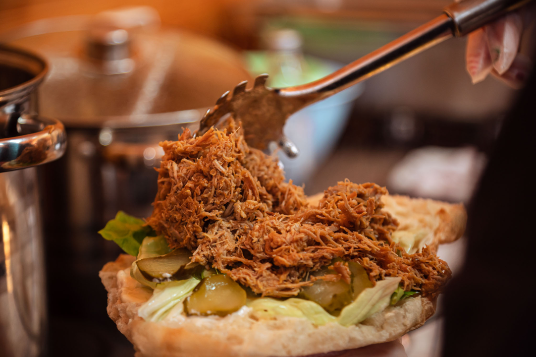 FOTO Novi šibenski street food: Broot Al’ No.1 donosi gotova jela, slasne sendviče i svjetski hit – spud bud krumpir! 