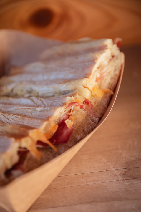 FOTO Novi šibenski street food: Broot Al’ No.1 donosi gotova jela, slasne sendviče i svjetski hit – spud bud krumpir! 