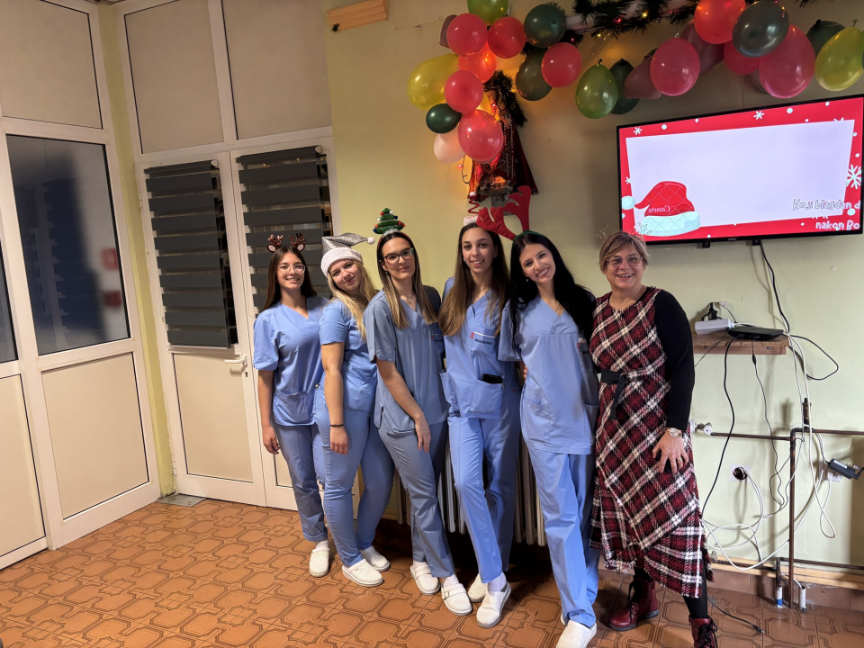 Učenici Medicinske škole razveselili štićenike Cvjetnog doma zabavnim božićnim programom