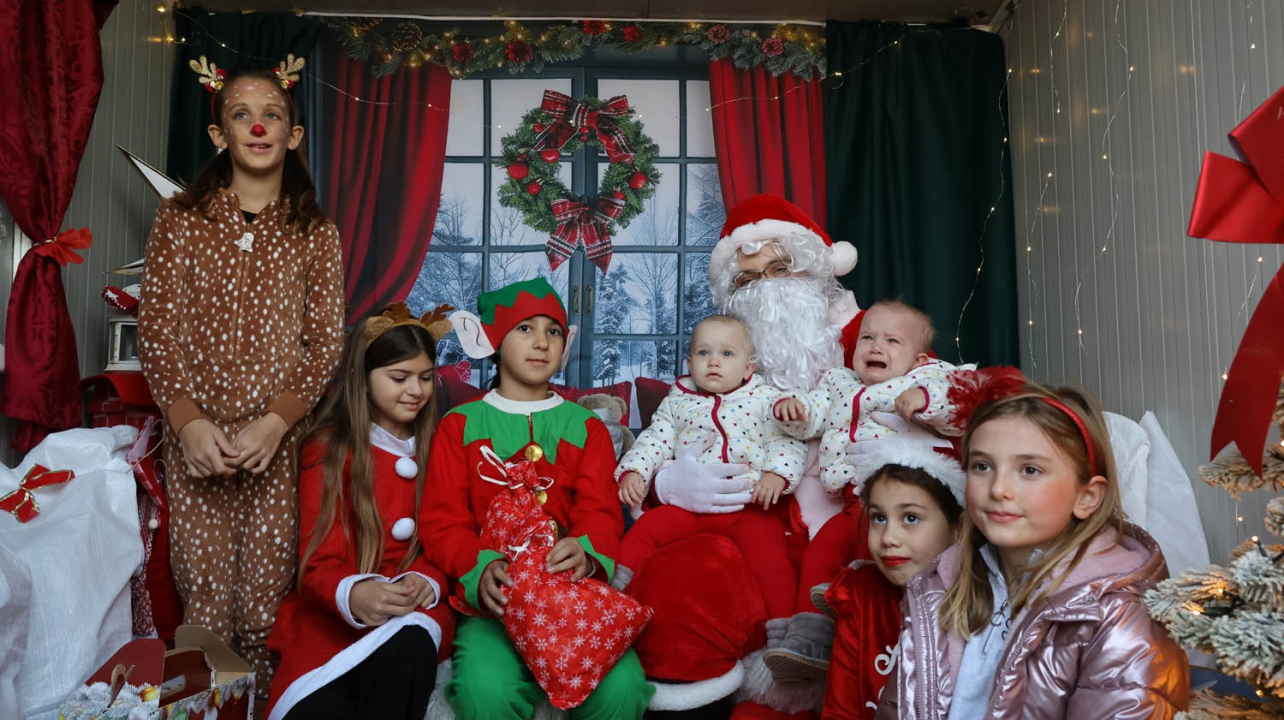 Djed Božićnjak razveselio djecu u Tisnom, Jezerima i Betini, a u Dubravi kod Tisnog Grinch pokušao 'pomutiti planove'