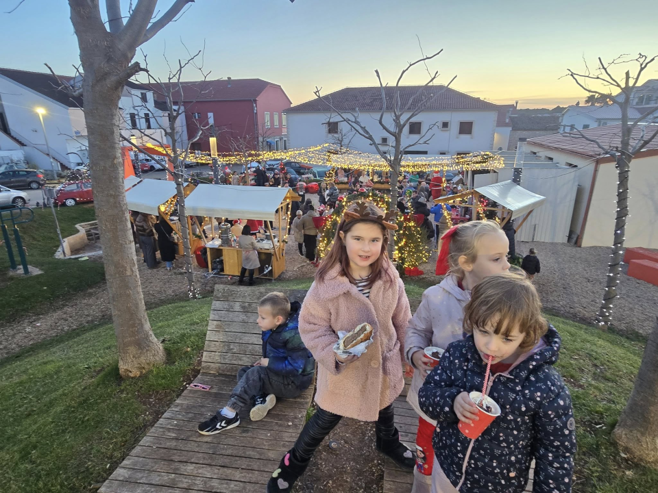 Humanitarni advent u Jezerima okupio mještane i posjetitelje