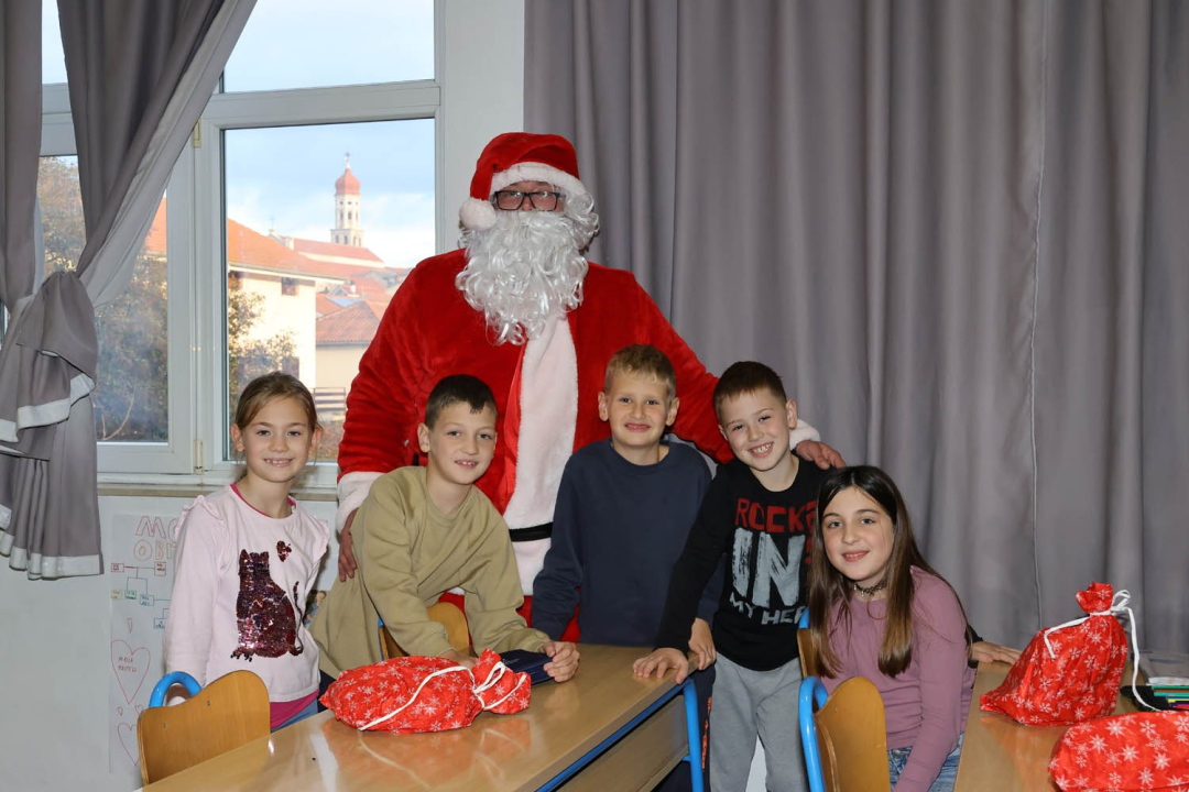 Djed Božićnjak razveselio djecu u Tisnom, Jezerima i Betini, a u Dubravi kod Tisnog Grinch pokušao 'pomutiti planove'