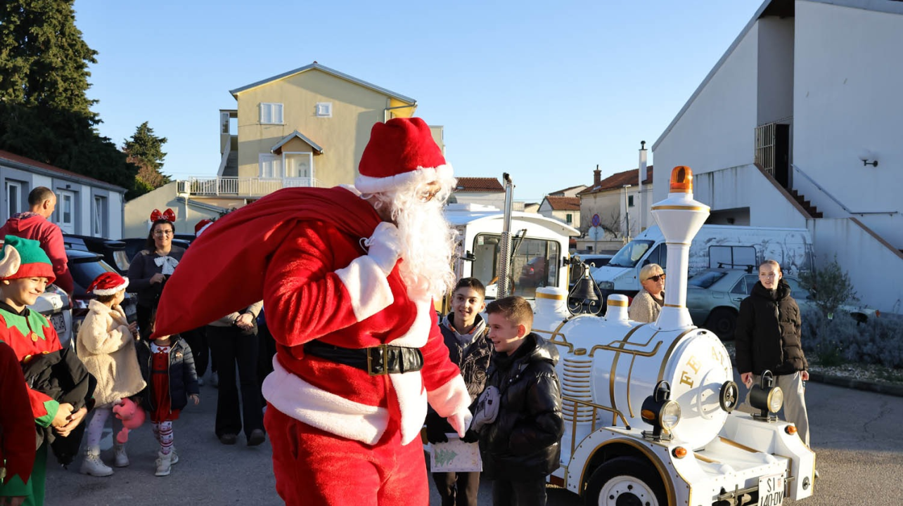 Djed Božićnjak razveselio djecu u Tisnom, Jezerima i Betini, a u Dubravi kod Tisnog Grinch pokušao 'pomutiti planove'