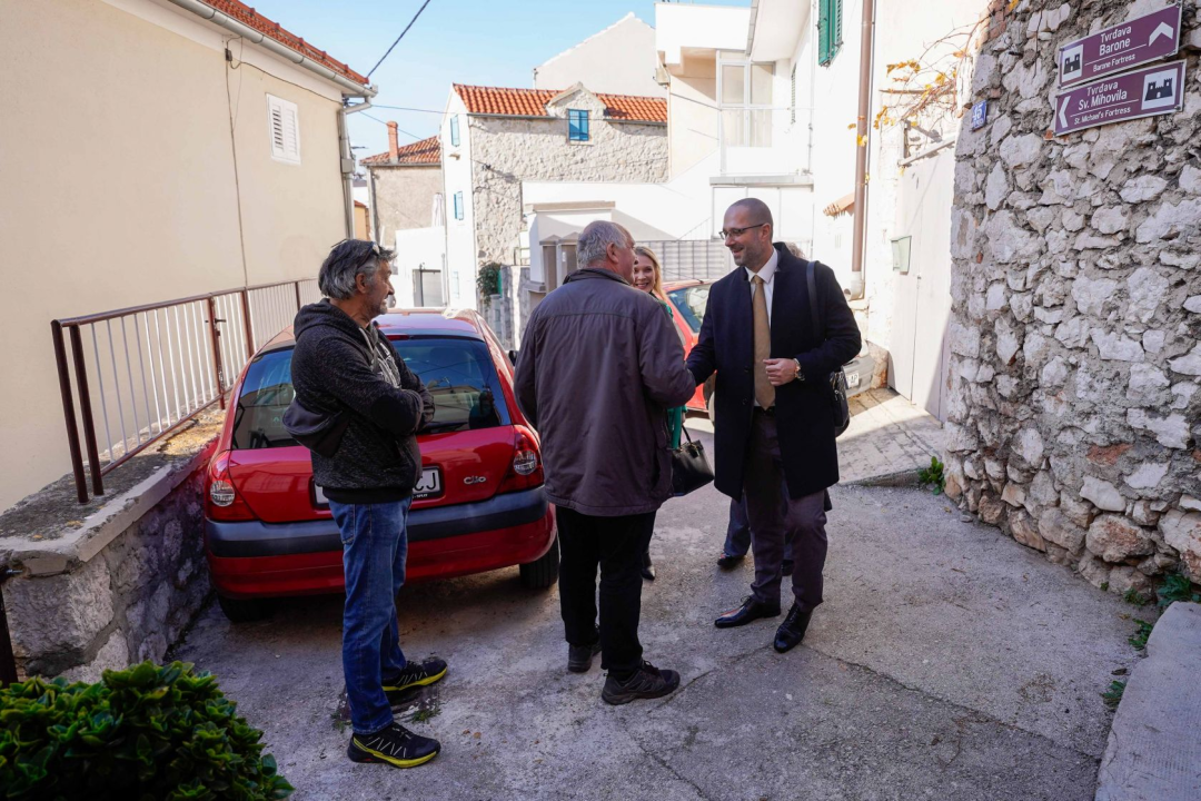 Grad osigurao slastice, pakete hrane i pečenog odojka za šibenske beskućnike