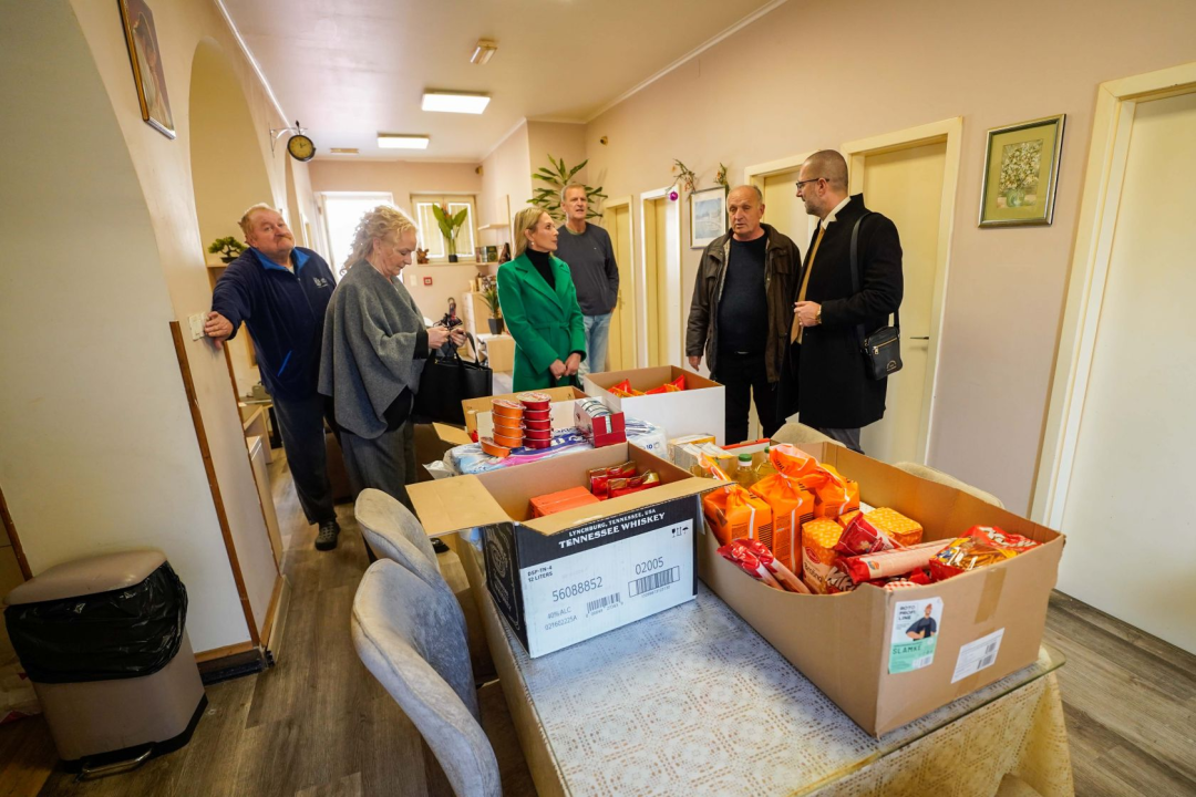 Grad osigurao slastice, pakete hrane i pečenog odojka za šibenske beskućnike