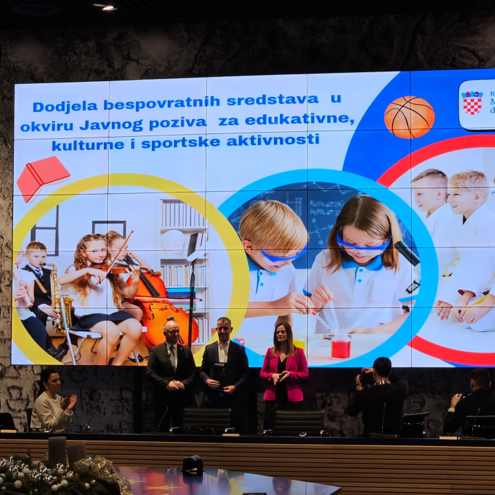 Gradonačelnik Drniša u Zagrebu potpisao ugovor za projekt 'Zaplivaj kroz znanje i kulturu'