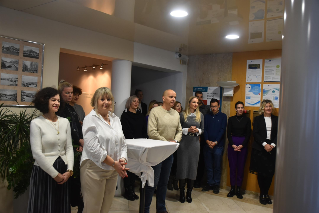 Katedralni župnik don Krešimir Mateša blagoslovio zaposlenike Županije