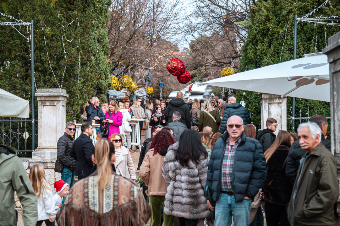 Badnjak u Šibeniku i ove godine uz savršeni soundtrack: Fenixi zapalili park