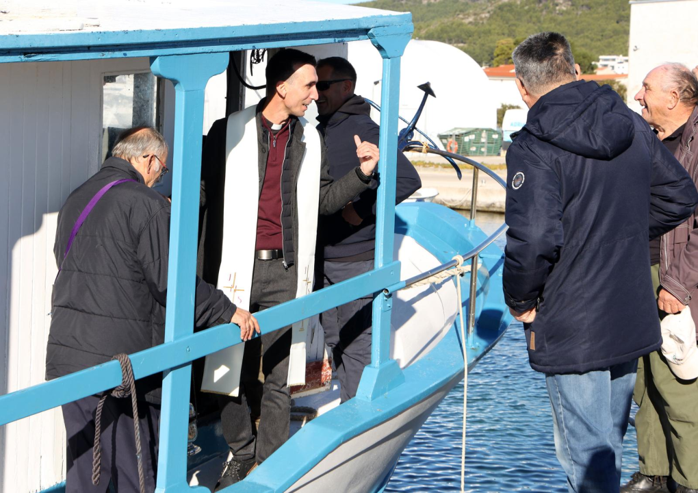 Don Ante Vrcić u Tribunju blagoslovio ribare i brodove