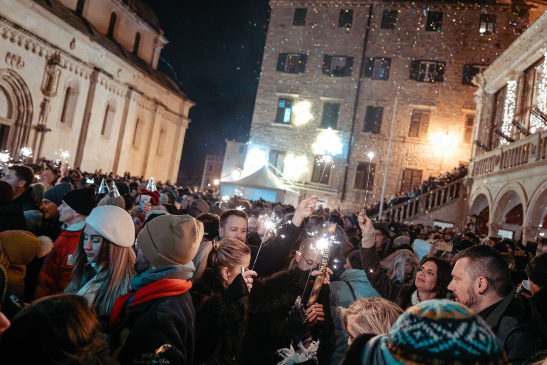 FOTO Šibenčani i gosti guštali u najluđoj noći na nekoliko lokacija, nije ih omela ni hladnoća