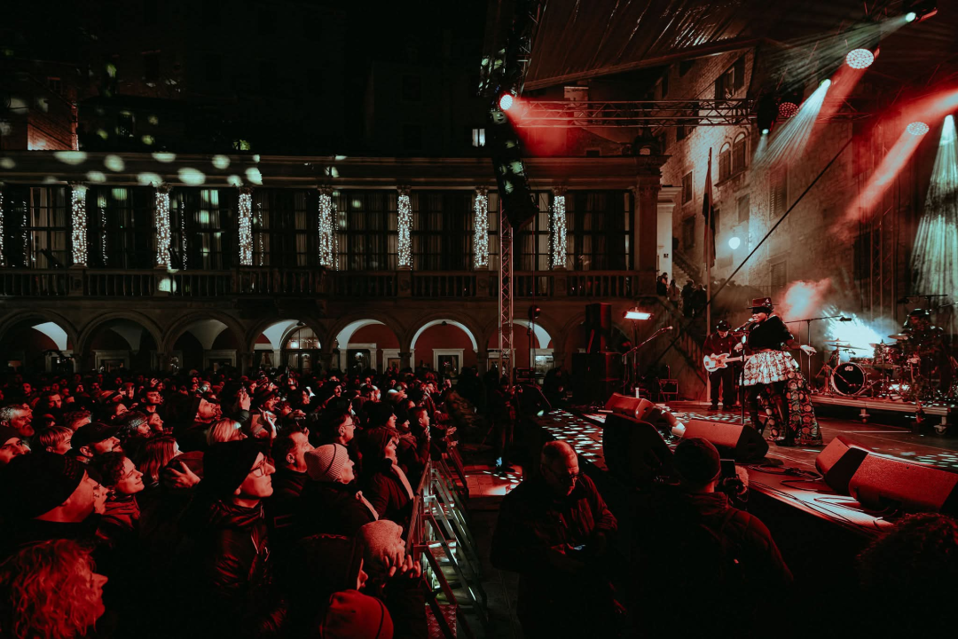 FOTO Šibenčani i gosti guštali u najluđoj noći na nekoliko lokacija, nije ih omela ni hladnoća