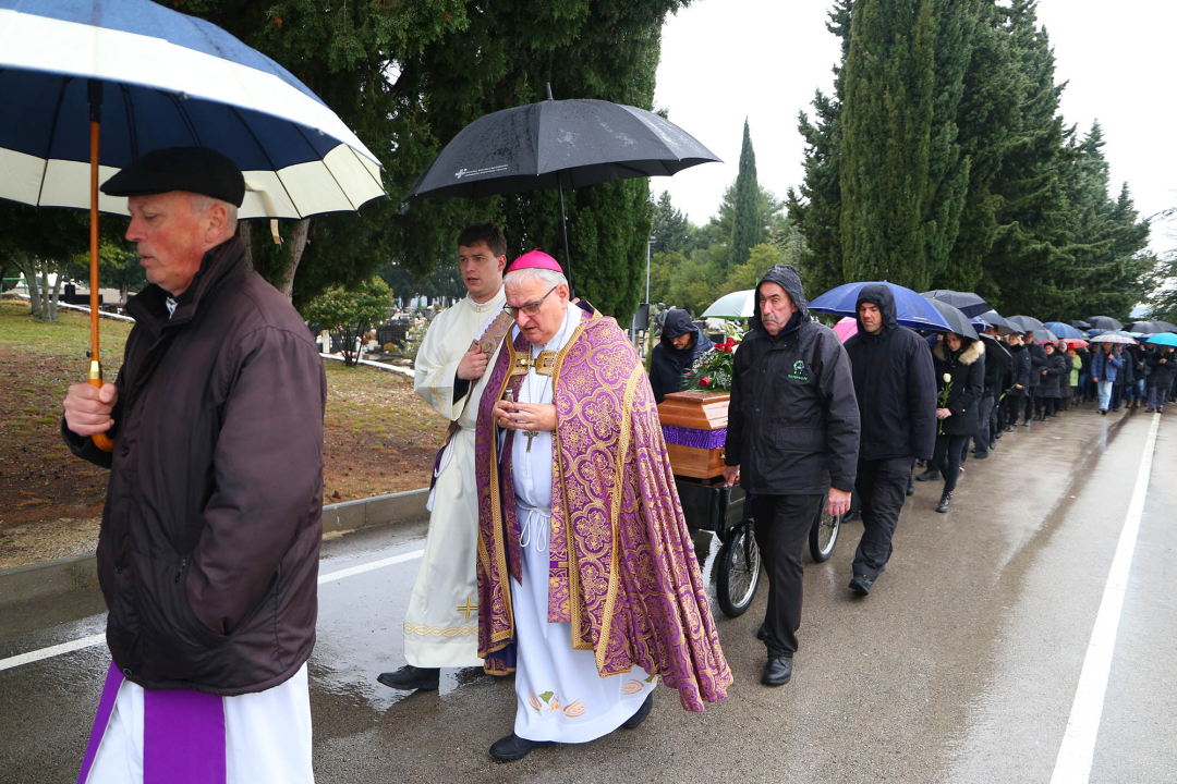 Don Ivan Rojko pokopan u svećeničku grobnicu na Gradskom groblju Kvanj