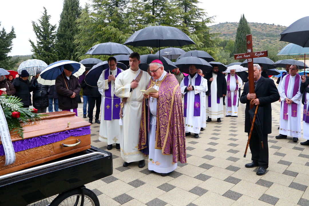 Don Ivan Rojko pokopan u svećeničku grobnicu na Gradskom groblju Kvanj