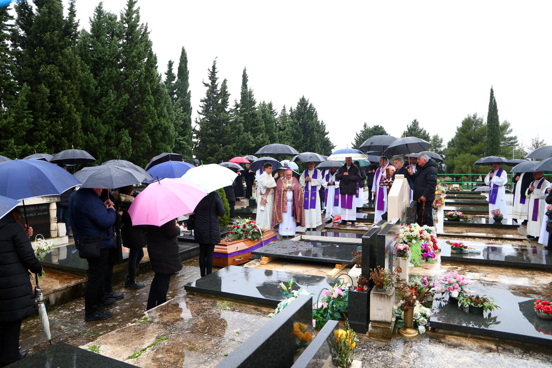 Don Ivan Rojko pokopan u svećeničku grobnicu na Gradskom groblju Kvanj