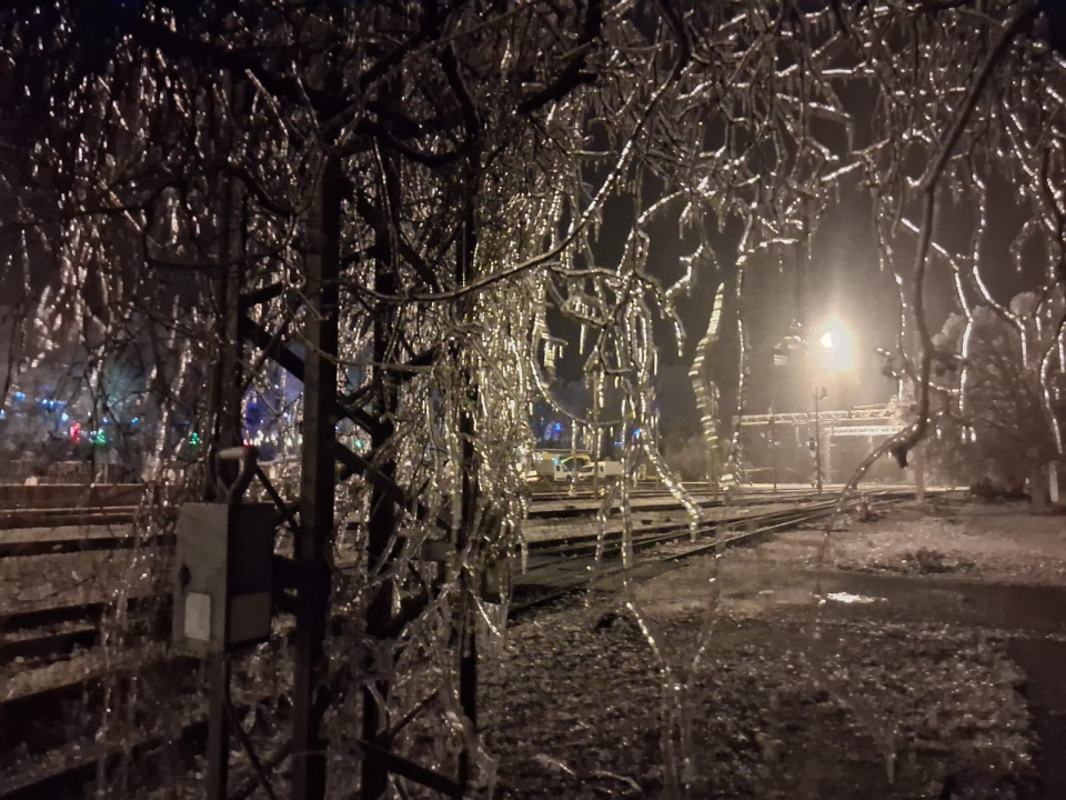 Velika poledica u Kninu: Grane pucaju pod težinom leda, vrijeme je jako opasno
