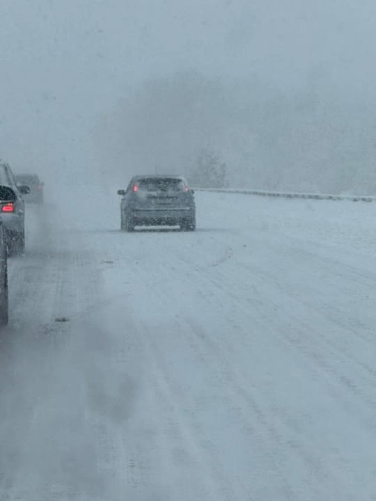 Prometni kolaps: Na A1 ljudi izlaze iz vozila usred snježne mećave, kolone i upozorenja