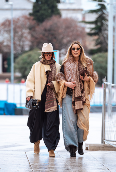 Zimski 'chic' na ulicama: Dugi kaputi i bordo detalji u glavnoj ulozi