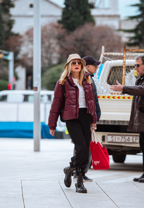 Zimski 'chic' na ulicama: Dugi kaputi i bordo detalji u glavnoj ulozi