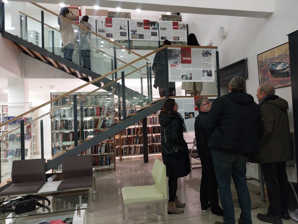 Otvorena izložba zidnih novina posvećena kninskom rock & rollu