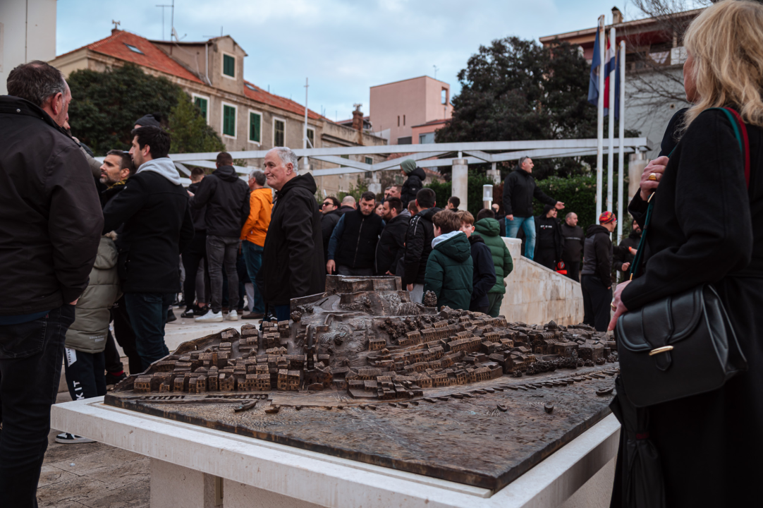 FOTO Funcuti ispred Grada odbili prihvatiti gašenje Šibenika: 'Šta će nam rotori kad nam odu dica?'
