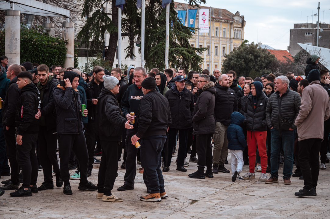 FOTO Funcuti ispred Grada odbili prihvatiti gašenje Šibenika: 'Šta će nam rotori kad nam odu dica?'