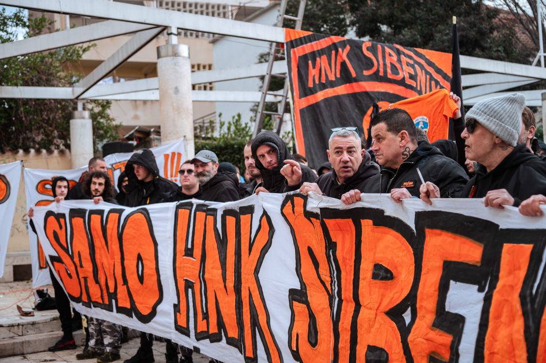 FOTO Funcuti ispred Grada odbili prihvatiti gašenje Šibenika: 'Šta će nam rotori kad nam odu dica?'